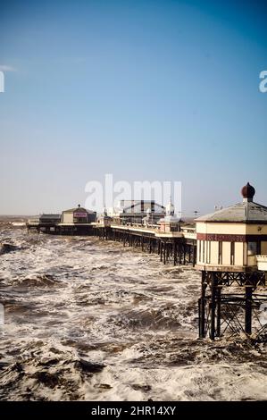 Mer instable à marée haute, North Pier, Blackpool Banque D'Images