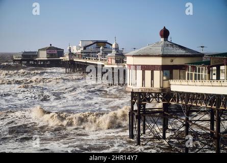 Mer instable à marée haute, North Pier, Blackpool Banque D'Images