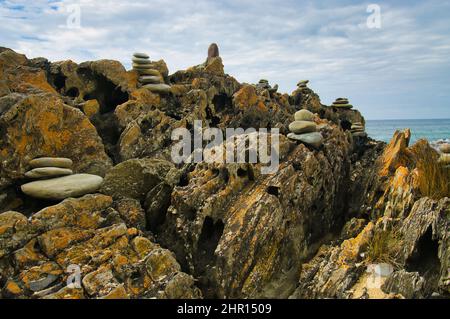 Petit cairns en pierres lisses sur un rocher abîmé à Cape Conran, Victoria, Australie Banque D'Images