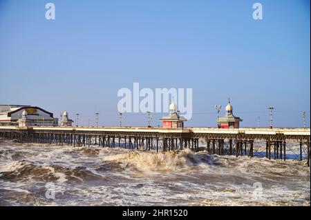 Mer instable à marée haute, North Pier, Blackpool Banque D'Images