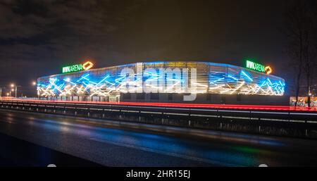 Augsbourg, Allemagne. 24th févr. 2022. La façade de la WWK Arena est éclairée par des tubes fluorescents jaune et bleu. Le club de football de Bundesliga FC Augsburg, qui joue ses jeux à domicile ici, veut faire preuve de solidarité avec l'Ukraine de cette façon. Credit: Stefan Puchner/dpa/Alay Live News Banque D'Images
