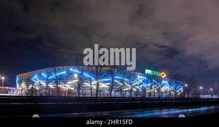 Augsbourg, Allemagne. 24th févr. 2022. La façade de la WWK Arena est éclairée par des tubes fluorescents jaune et bleu. Le club de football de Bundesliga FC Augsburg, qui joue ses jeux à domicile ici, veut faire preuve de solidarité avec l'Ukraine de cette façon. Credit: Stefan Puchner/dpa/Alay Live News Banque D'Images