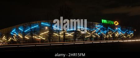 Augsbourg, Allemagne. 24th févr. 2022. La façade de la WWK Arena est éclairée par des tubes fluorescents jaune et bleu. Le club de football de Bundesliga FC Augsburg, qui joue ses jeux à domicile ici, veut faire preuve de solidarité avec l'Ukraine de cette façon. Credit: Stefan Puchner/dpa/Alay Live News Banque D'Images