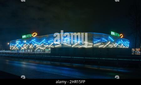 Augsbourg, Allemagne. 24th févr. 2022. La façade de la WWK Arena est éclairée par des tubes fluorescents jaune et bleu. Le club de football de Bundesliga FC Augsburg, qui joue ses jeux à domicile ici, veut faire preuve de solidarité avec l'Ukraine de cette façon. Credit: Stefan Puchner/dpa/Alay Live News Banque D'Images