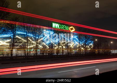 Augsbourg, Allemagne. 24th févr. 2022. La façade de la WWK Arena est éclairée par des tubes fluorescents jaune et bleu. Le club de football de Bundesliga FC Augsburg, qui joue ses jeux à domicile ici, veut faire preuve de solidarité avec l'Ukraine de cette façon. Credit: Stefan Puchner/dpa/Alay Live News Banque D'Images