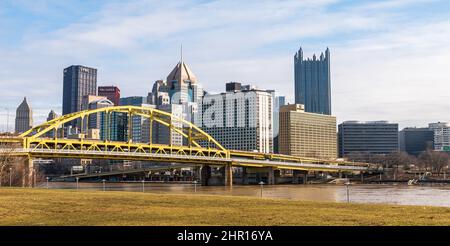 Le pont fort Duquesne s'étend sur une rivière boueuse Allegheny reliant le côté nord au centre-ville de Pittsburgh, Pennsylvanie, États-Unis Banque D'Images