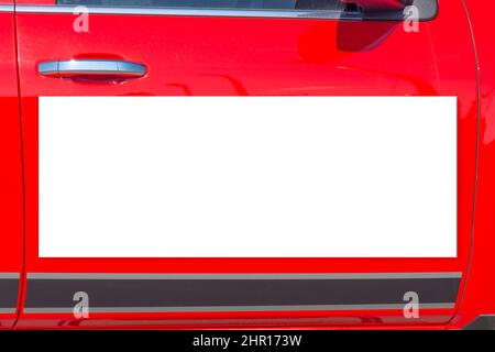Cliché horizontal d'un panneau magnétique blanc vierge sur une porte rouge de camion de pick-up avec espace de copie. Banque D'Images