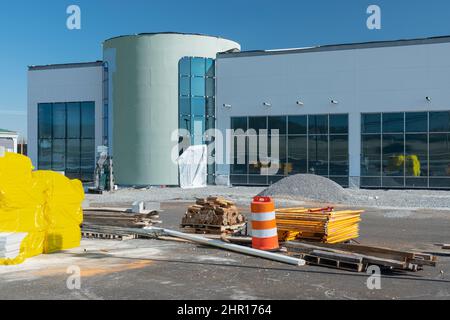 Plan horizontal des fournitures de construction en main dans un projet de construction commerciale. Banque D'Images