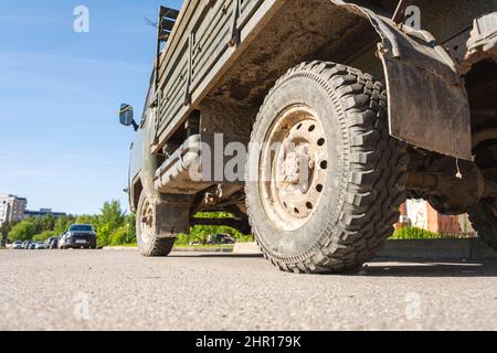 Camion utilitaire sale dans le parking de la ville en été, vue de dessous de la transmission et du réservoir de gaz, Russie 2021. Banque D'Images