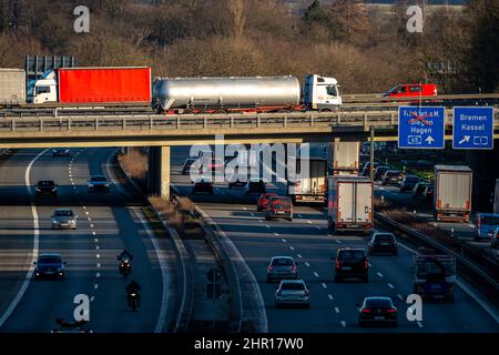 Sortie d'autoroute Westhofen, l'autoroute A45, Sauerlandlinie, est traversée par le A1, pont, vue en direction sud-est, Schwerte, NRW, Banque D'Images