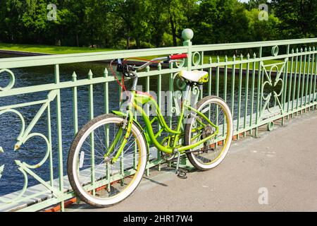 magnifique vélo de croisière garé sur le pont au-dessus de la rivière, vélo, activités de plein air. Banque D'Images