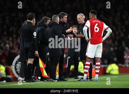 Londres, Royaume-Uni. 24th févr. 2022. Bruno Lage (entraîneur-chef de Wolves) parle à l'arbitre Martin Atkinson après confusion avec Raul Jimenez (WW) remplacé au match de l'EPL Arsenal contre Wolves, au stade Emirates, Londres, Royaume-Uni, le 24 février 2022. Crédit : Paul Marriott/Alay Live News Banque D'Images