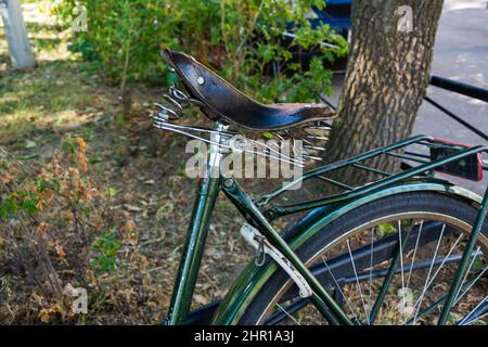 siège de vélo brun en cuir rétro, selle de vélo en cuir vintage à l'ancienne avec ressort en métal. Banque D'Images