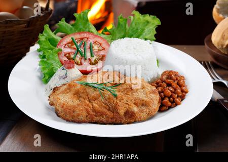 Steak pané avec salade de riz et de haricots Banque D'Images