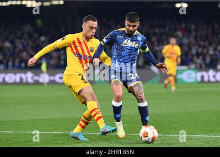 Stade Diego Armando Maradona, Naples, Italie, 24 février 2022, Serdino Dest, le défenseur de Barcelone, concoure pour le ballon avec Lorenzo Insigne avant de Naples pendant le match SSC Napoli contre le FC Barcellona - football Europa League Banque D'Images