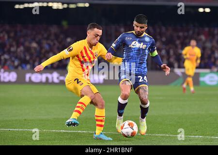 Naples, Italie. 24th févr. 2022. Serdino Dest, défenseur de Barcelone, concoure pour le ballon avec Lorenzo Insigne avant de Naples pendant SSC Napoli vs FC Barcellona, football Europa League Match à Naples, Italie, février 24 2022 crédit: Independent photo Agency/Alay Live News Banque D'Images