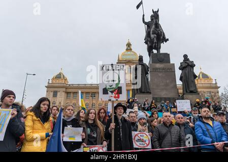 Prague, République tchèque. 24th févr. 2022. Un manifestant tient un écriteau avec un portrait du président russe Vladimir Poutine pendant la manifestation. Plusieurs milliers de manifestants ont assisté à un rassemblement à Prague pour montrer leur soutien à l'Ukraine après que le président russe Vladimir Poutine ait autorisé une opération militaire en Ukraine. Crédit : SOPA Images Limited/Alamy Live News Banque D'Images