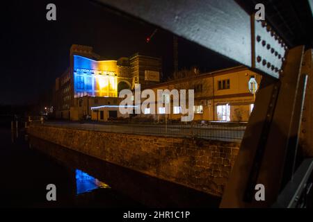 Pardubice, République tchèque. 24th févr. 2022. Monument technique l'usine automatique de Pardubice, en République tchèque, est illuminée de couleurs ukrainiennes pour marquer son soutien dans le conflit avec la Russie, le 24 février 2022. Crédit : Josef Vostarek/CTK photo/Alay Live News Banque D'Images