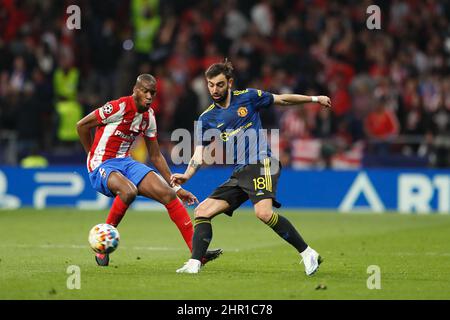 Madrid, Espagne. 23rd févr. 2022. (G-D) Geoffrey Kondogbia (Atletico), Bruno Fernandes (Manu) football : Ligue des champions de l'UEFA série de 16 1st matchs entre Culb Atletico de Madrid 1-1 Manchester United à l'Estadio Metropolitano à Madrid, Espagne . Crédit: Mutsu Kawamori/AFLO/Alay Live News Banque D'Images