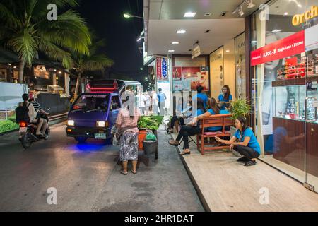 Scène urbaine de nuit de Naresdamri Road dans Hua Hin vintage. Hua Hin est l'une des destinations de voyage les plus populaires en Thaïlande. Banque D'Images