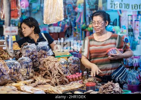 Scène urbaine de Chatchai marché couvert à Hua Hin. Hua Hin est l'une des destinations de voyage les plus populaires en Thaïlande. Banque D'Images