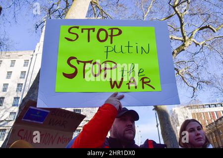 Londres, Angleterre, Royaume-Uni. 24th févr. 2022. Des manifestants se sont rassemblés devant Downing Street pour protester contre l'invasion russe de l'Ukraine et ont appelé le gouvernement britannique à aider l'Ukraine et à imposer des sanctions supplémentaires à la Russie. (Image de crédit : © Vuk Valcic/ZUMA Press Wire) Banque D'Images