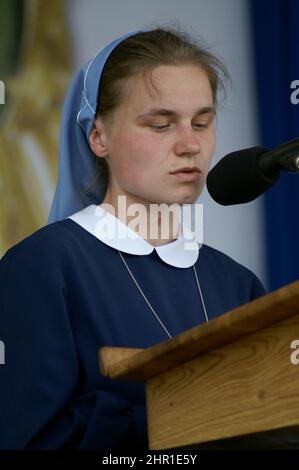 Wielesń Zaobrzański, Wielkopolska, Grande Pologne, Großpolen, Polen, Polska; Une jeune nonne lit la parole de Dieu pendant la Messe. Liturgia Słowa siostra Banque D'Images