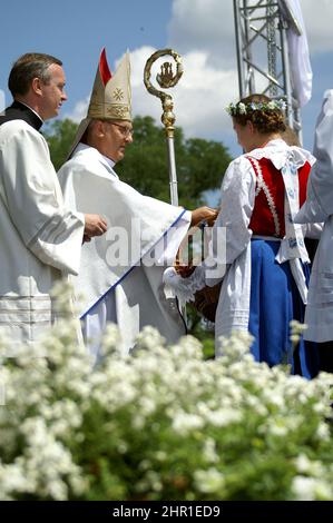 Wielesń Zaobrzański, Wielkopolska, Grande Pologne, Großpolen, Polen, Polska; le cardinal Joachim Meisner reçoit les cadeaux apportés à la procession de cadeau Banque D'Images