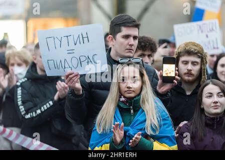 Prague, République tchèque. 24th févr. 2022. Un manifestant tient un écriteau exprimant son opinion au cours de la démonstration. Plusieurs milliers de manifestants ont assisté à un rassemblement à Prague pour montrer leur soutien à l'Ukraine après que le président russe Vladimir Poutine ait autorisé une opération militaire en Ukraine. (Photo de Tomas Tkachik/SOPA Images/Sipa USA) crédit: SIPA USA/Alay Live News Banque D'Images