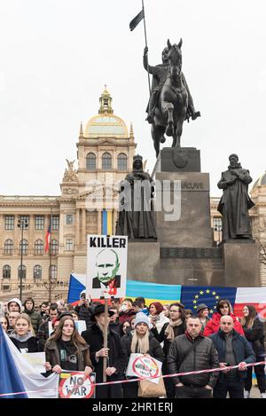 Prague, République tchèque. 24th févr. 2022. Un manifestant tient un écriteau avec un portrait du président russe Vladimir Poutine pendant la manifestation. Plusieurs milliers de manifestants ont assisté à un rassemblement à Prague pour montrer leur soutien à l'Ukraine après que le président russe Vladimir Poutine ait autorisé une opération militaire en Ukraine. (Photo de Tomas Tkachik/SOPA Images/Sipa USA) crédit: SIPA USA/Alay Live News Banque D'Images