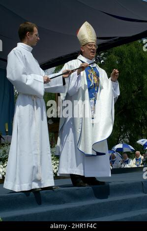 Wielesń Zaobrzański, Wielkopolska, Grande Pologne, Großpolen, Polen, Polska; le cardinal Joachim Meisner donne le sermon. Der Kardinal hält die Predigt. Banque D'Images