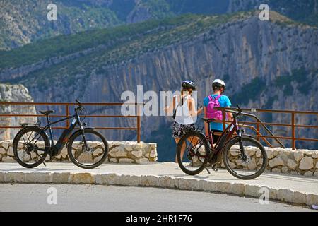 Célèbre route des Cretes avec vélo électrique le long du grand Canyon du Verdon, France, Alpes de haute Provence, la Palud sur Verdon Banque D'Images