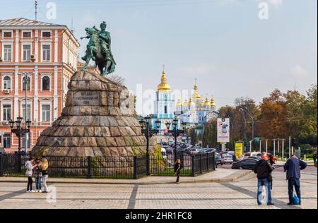 Statue équestre classée monument de Hetman Bogdan Khmelnytsky, fondateur de l'Ukraine, la place Sofia, et le monastère de la Domed d'Or de Saint Michel, Kiev (Kiev) Banque D'Images