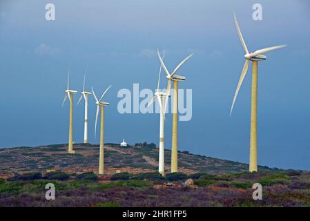 Éoliennes à l'arrière d'une montagne, Grèce, Crète, Elounda Banque D'Images