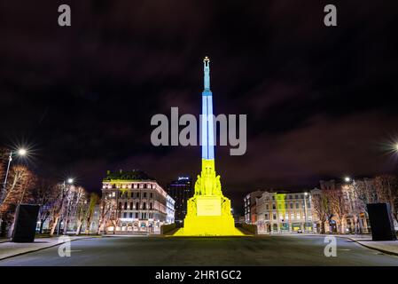 Monument letton de la liberté - Milda aux couleurs ukranian. Soutien de l'Ukraine. Banque D'Images