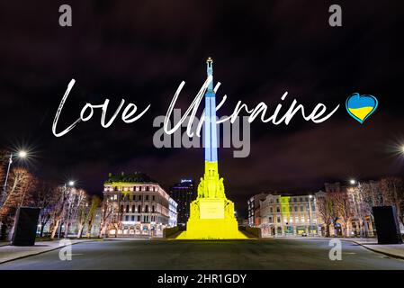 Monument letton de la liberté - Milda aux couleurs ukranian. Soutien de l'Ukraine. Banque D'Images