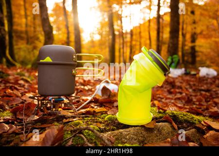 Utilisation de dispositifs de cuisson spéciaux pour faciliter le camping Banque D'Images