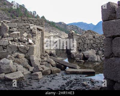 Vilarinho da Furna (Vilarinho das Furnas) était un ancien village, situé à Campo de Gerês, Terras de Bouro, en marge de la rivière Homem, en 1972, il a été volontairement submergé. Banque D'Images