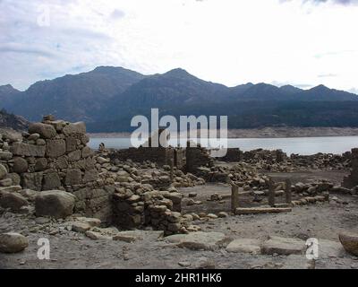 Vilarinho da Furna (Vilarinho das Furnas) était un ancien village, situé à Campo de Gerês, Terras de Bouro, en marge de la rivière Homem, en 1972, il a été volontairement submergé. Banque D'Images