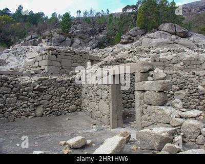 Vilarinho da Furna (Vilarinho das Furnas) était un ancien village, situé à Campo de Gerês, Terras de Bouro, en marge de la rivière Homem, en 1972, il a été volontairement submergé. Banque D'Images