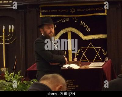 24 février 2022, New York, New York, États-Unis : 24 février 2022 New York, .Ukrainian Rabbi tient un service de prière pour sa congrégation dans un quartier juif d'Ukraine très peuplé à Brooklyn, N.Y.. .Rabbi Asher Altshul dirige le service de prière à la Congrégation Beth Shalom de Kings Bay. (Image de crédit : © Bruce Cotler/ZUMA Press Wire) Banque D'Images