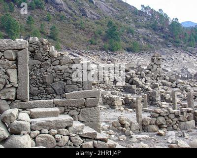 Vilarinho da Furna (Vilarinho das Furnas) était un ancien village, situé à Campo de Gerês, Terras de Bouro, en marge de la rivière Homem, en 1972, il a été volontairement submergé. Banque D'Images