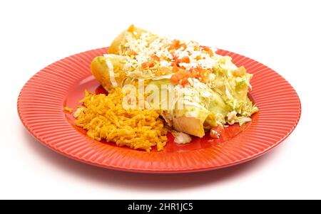 Une paire de Mexicana Enchiladas avec riz assaisonné isolé sur fond blanc Banque D'Images