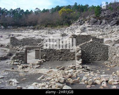 Vilarinho da Furna (Vilarinho das Furnas) était un ancien village, situé à Campo de Gerês, Terras de Bouro, en marge de la rivière Homem, en 1972, il a été volontairement submergé. Banque D'Images