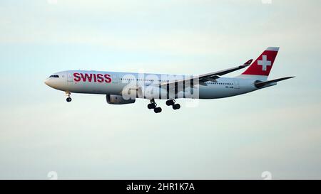 Swiss Air Airbus A330 se prépare à l'atterrissage à l'aéroport international O'Hare de Chicago. Banque D'Images
