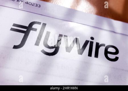 Valencia, espagne - 22 février 2022 : une lettre postale avec le logo imprimé de Flywire, une société internationale de transfert d'argent et de paiement. Banque D'Images