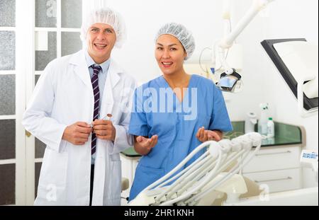 Portrait de deux dentistes qualifiés souriants Banque D'Images