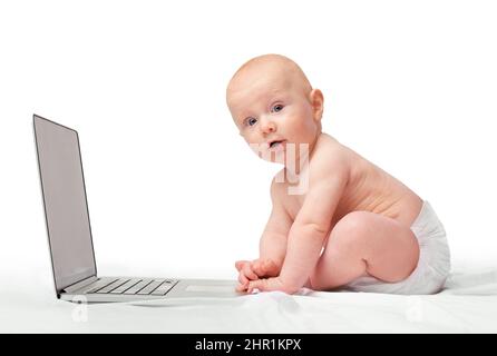 HES a déjà appris les moyens de la technologie. Photo studio d'un bébé garçon assis avec un ordinateur portable. Banque D'Images