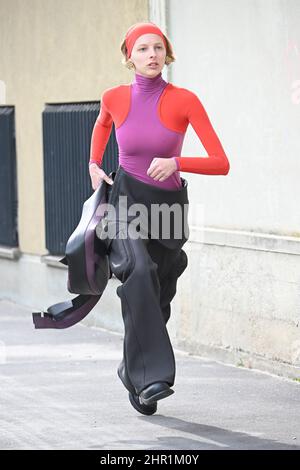 Milan, Italie. 24th févr. 2022. Un mannequin marche sur la piste au Sunnei Fashion Show pendant l'automne hiver 2022 Collections Fashion Show à la Milan Fashion week à Milan, Italie, le 24 février 2022. (Photo de Jonas Gustavsson/Sipa USA) crédit: SIPA USA/Alay Live News Banque D'Images