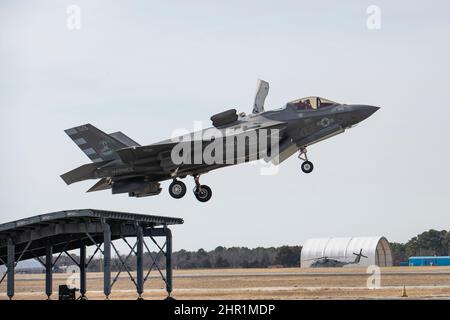 Le Marine Major Dylan “Bilbo” Nicholas, pilote d’essai, effectue un court décollage à partir d’un saut à ski terrestre dans un F-35B Lightning II de la Force d’essai intégrée F-35 de la rivière Patuxent à la base aérienne navale Patuxent River, au Maryland, le 16 février 2022. En volant de la variante d'atterrissage vertical à décollage court (STOVL) du combattant de 5th générations, Nicholas participait à la formation opérationnelle de STOVL pour l'équipe d'essai combinée – l'équipage et les ingénieurs de la salle de contrôle d'essai en vol. La mission de l'ITF de Pax River est de planifier, de coordonner et d'effectuer efficacement des essais en vol sûrs, sécuritaires et efficaces pour le F-3 Banque D'Images